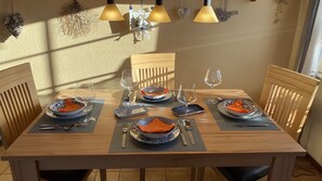 Dining - single-storey quiet apartment with garden in a central location of Greetsiel (Greetsiel)