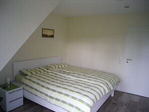3 quartos, ferros/tábuas de passar roupa, berço de viagem