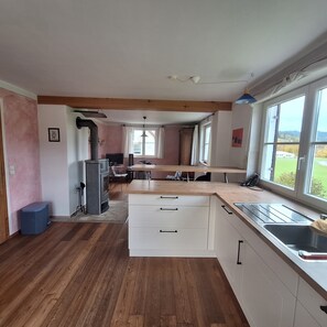 ثلاجة، ميكروويف، فرن، موقد طهي مسطح