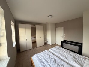 2 makuuhuonetta, vauvan matkasänky