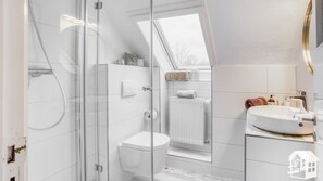 Bathtub, hair dryer, soap, toilet paper - Large house in Nordic modern style (Cuxhaven)