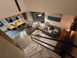 Smart-TV, Kamin, DVD-Player, Bücher