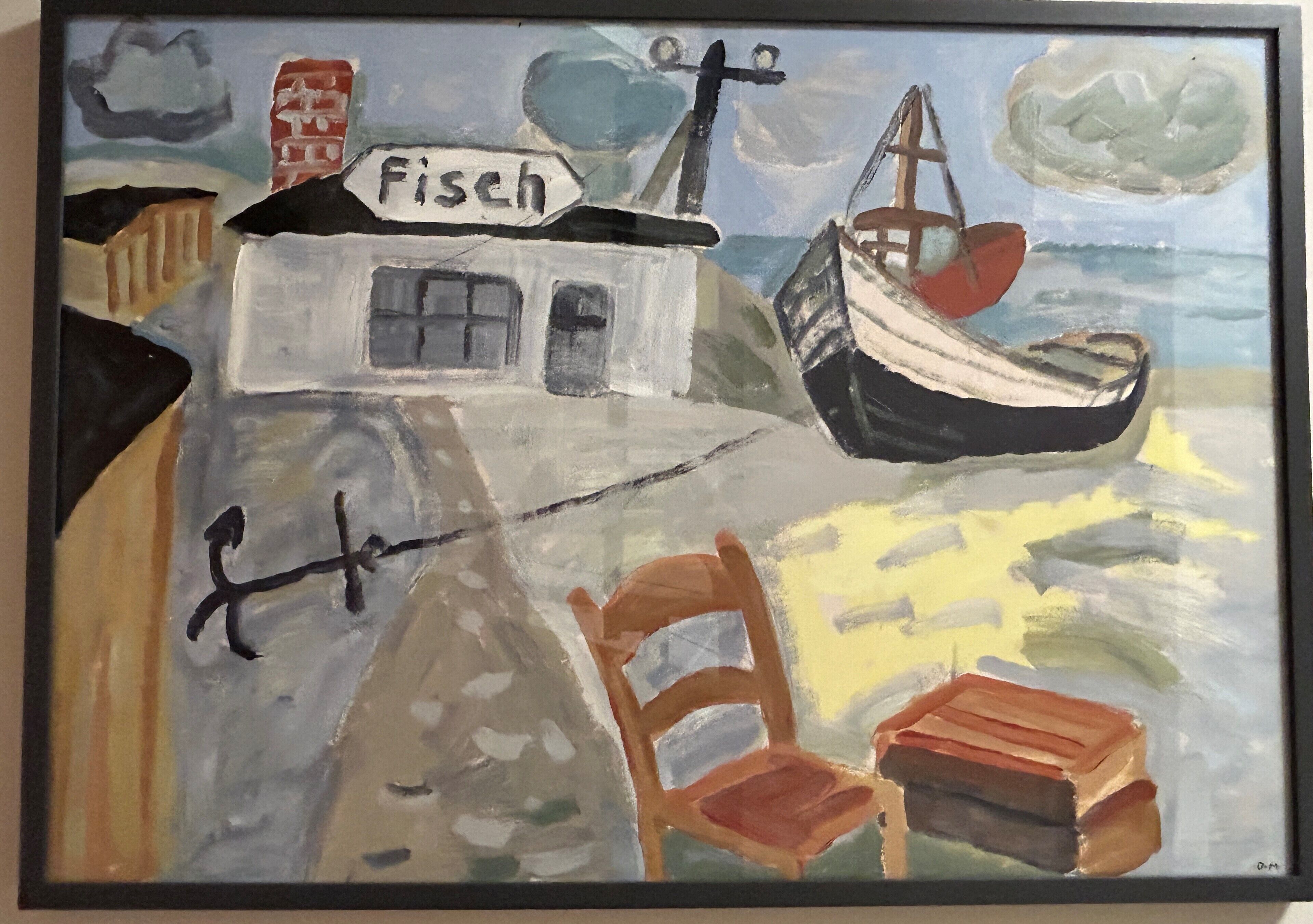 Rannikkomaisema, jossa on rakennus, jonka kyltissä lukee ”Fisch”, ja vene.