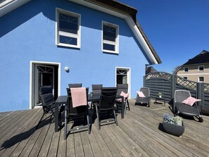 Outdoor dining - De niege Leive - thatched roof, terrace, garden, barbecue, pets allowed, sauna (Born)