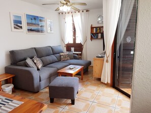 TV, bøker og stereoanlegg