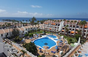 Outdoor pool, a heated pool - Attractive apartment with sea views in Parque Santiago 2 (Costa Adeje)