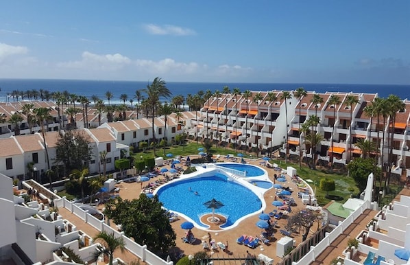 Outdoor pool, a heated pool - Attractive apartment with sea views in Parque Santiago 2 (Costa Adeje)