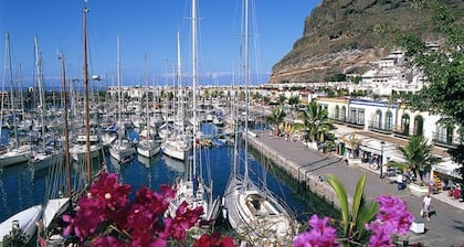 Charmant appartement moderne avec terrasse, directement sur la mer, WiFi gratuit