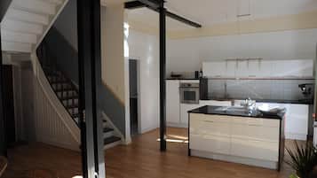 Frigorífico, microondas, horno y placa de cocina