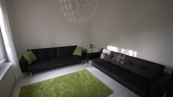 Smart-tv, eldstad, tv-spel och böcker