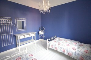6 bedrooms, desk, iron/ironing board, WiFi