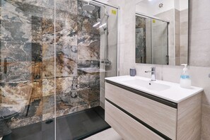 Sèche-cheveux, serviettes fournies, savon, papier toilette
