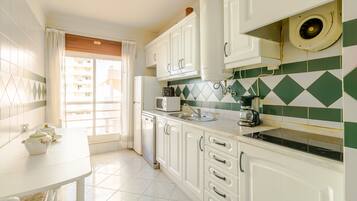 Jääkaappi, mikroaaltouuni, uuni, liesi