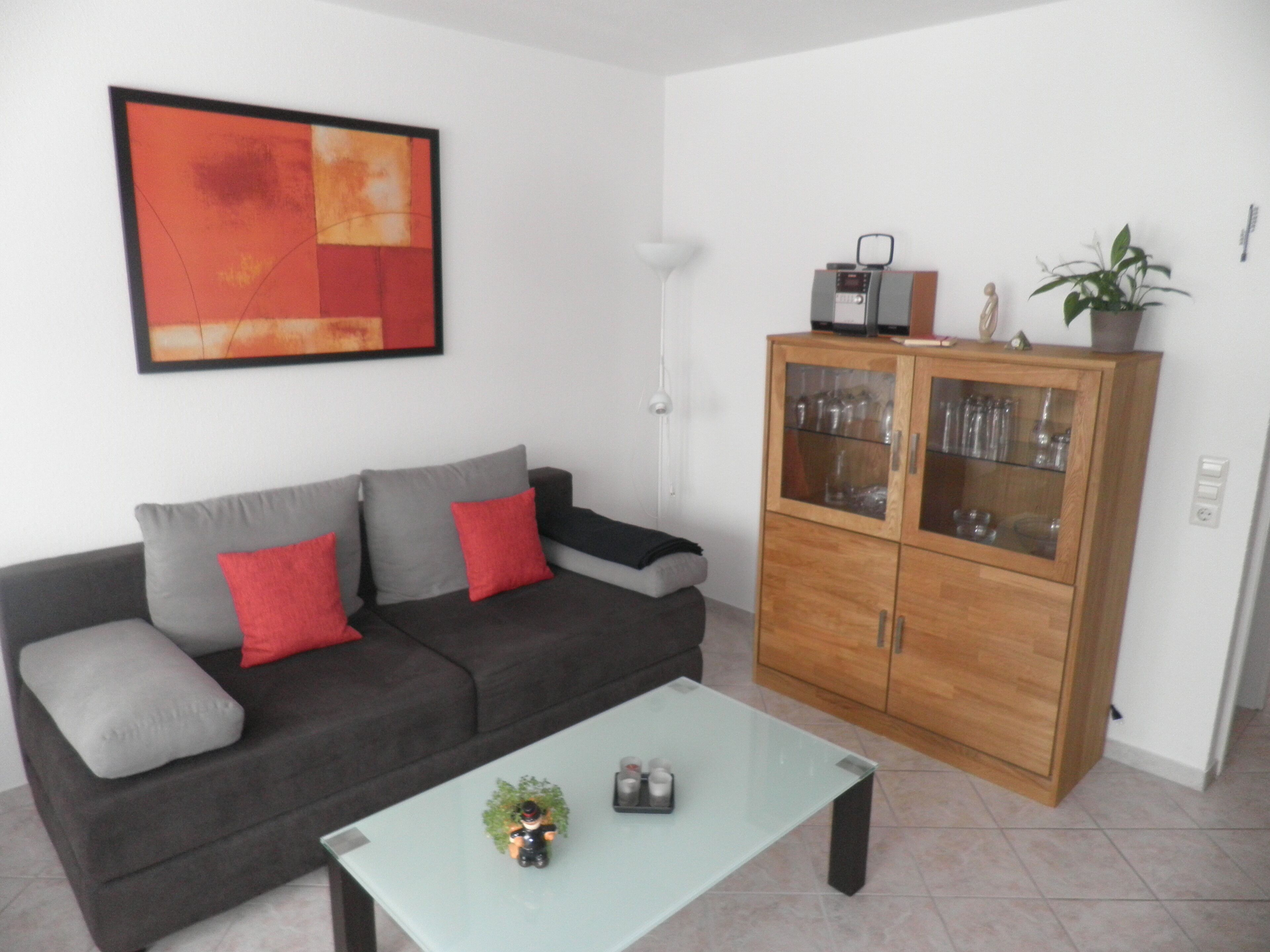 Fernseher, DVD-Player, Tischtennisplatte, Bücher