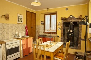 Frigorifero, forno, piano cottura, macchina per tè/caffè