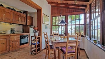 Een koelkast, een oven, een kookplaat, een vaatwasser