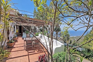 Outdoor dining - Lovingly furnished country house, large garden, 3 terraces, great sea views (Tijarafe)