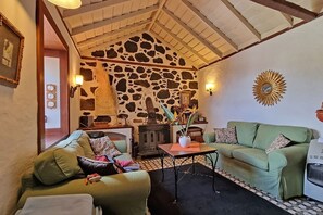 Cheminée, livres, chaîne hi-fi