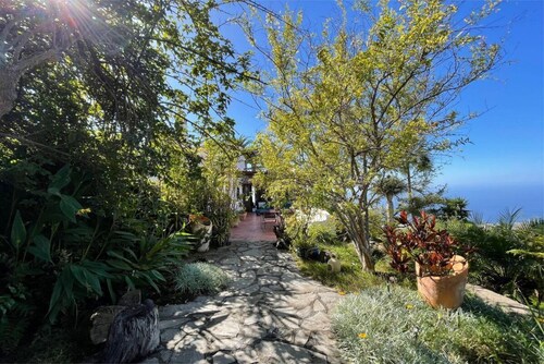 Lovingly furnished country house, large garden, 3 terraces, great sea views