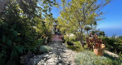 Lovingly furnished country house, large garden, 3 terraces, great sea views