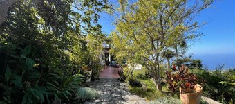 Lovingly furnished country house, large garden, 3 terraces, great sea views