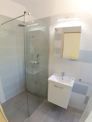 Badewanne, Bidet, Handtücher, Seife