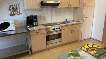 Kylskåp, mikrovågsugn, ugn och spishäll