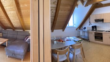 Tv, dvd-spelare, böcker och ett filmbibliotek