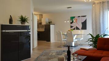 Smart-TV, DVD-Player, Bücher, Stereoanlage