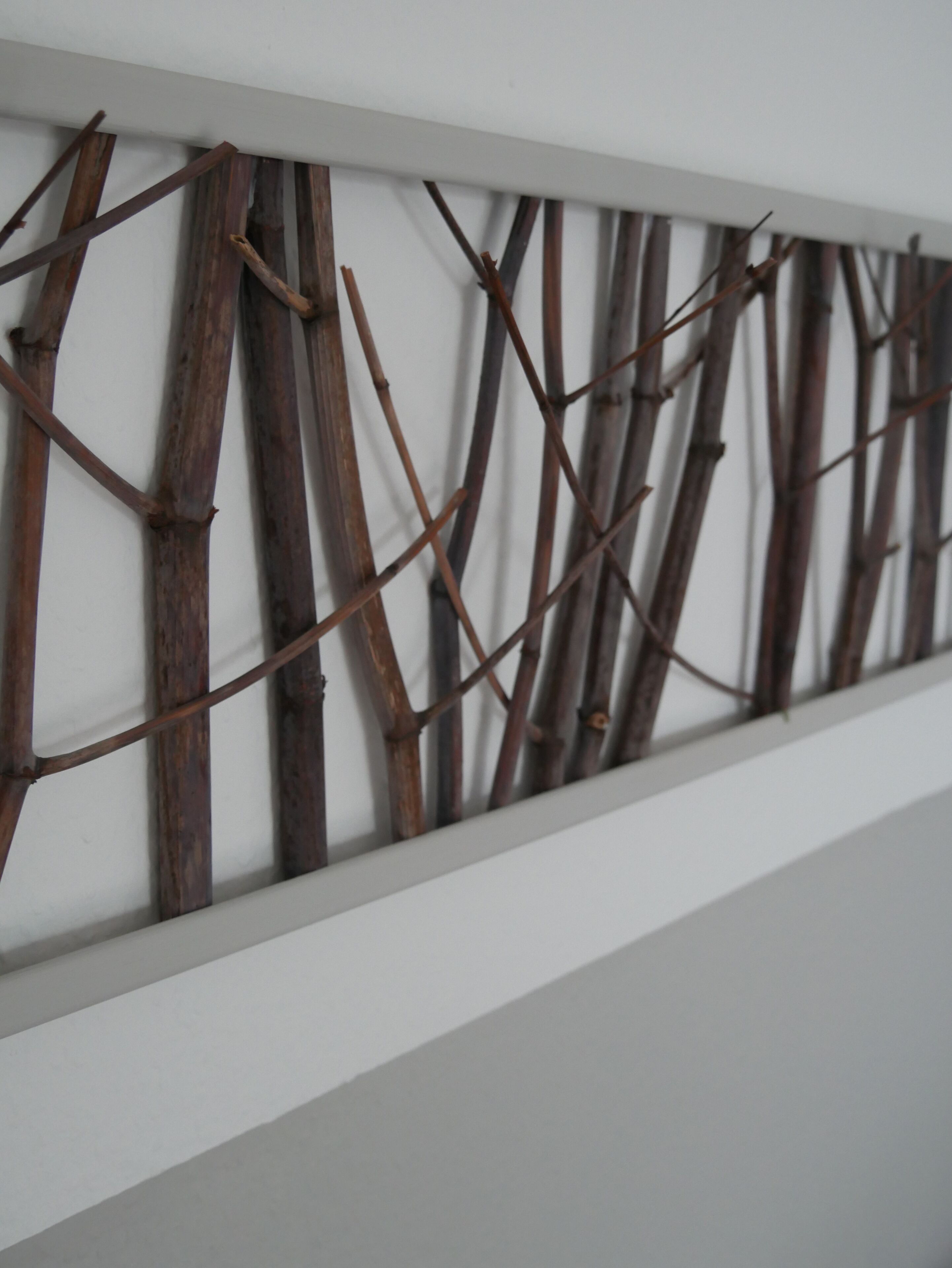 Eine Wand mit einer Holzkonstruktion.