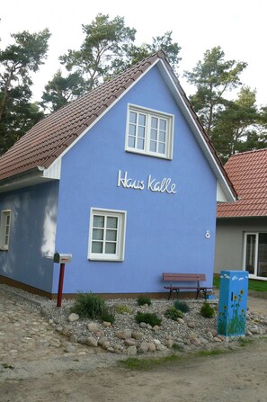 Exterior - New holiday home by the forest. Baltic Sea in 2 minutes. Achterwasserblick. (Kölpinsee)