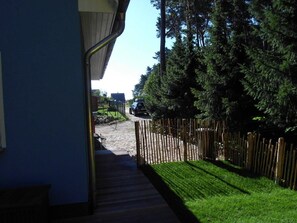 Property grounds - New holiday home by the forest. Baltic Sea in 2 minutes. Achterwasserblick. (Kölpinsee)