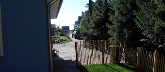 Nueva casa de vacaciones junto al bosque. Mar Báltico en 2 minutos en coche. Achterwasserblick.