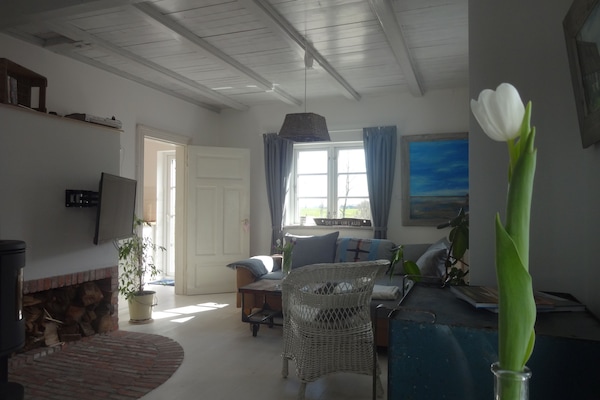 Das gemütliche Wohnzimmer mit Kamin und 40 Zoll Flachbild SAT-TV