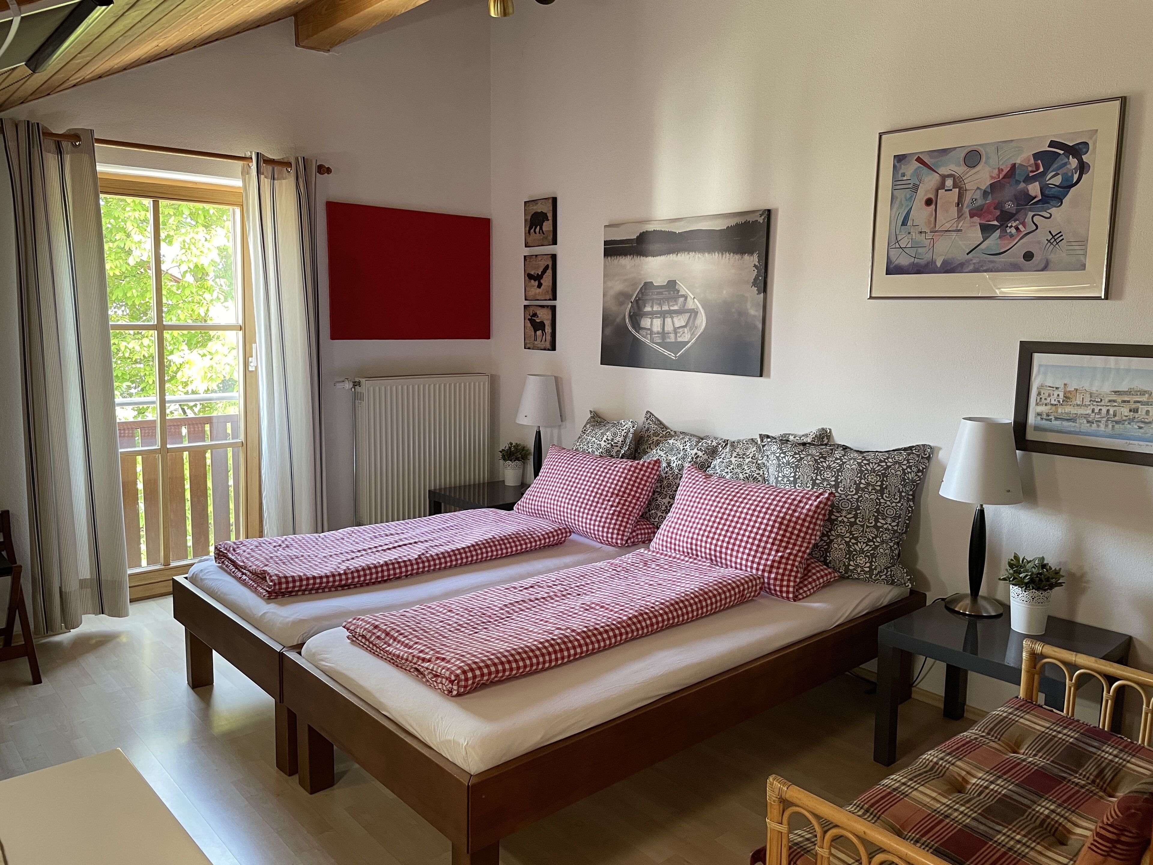 Small charming holiday apartment - Central and opposite the park.