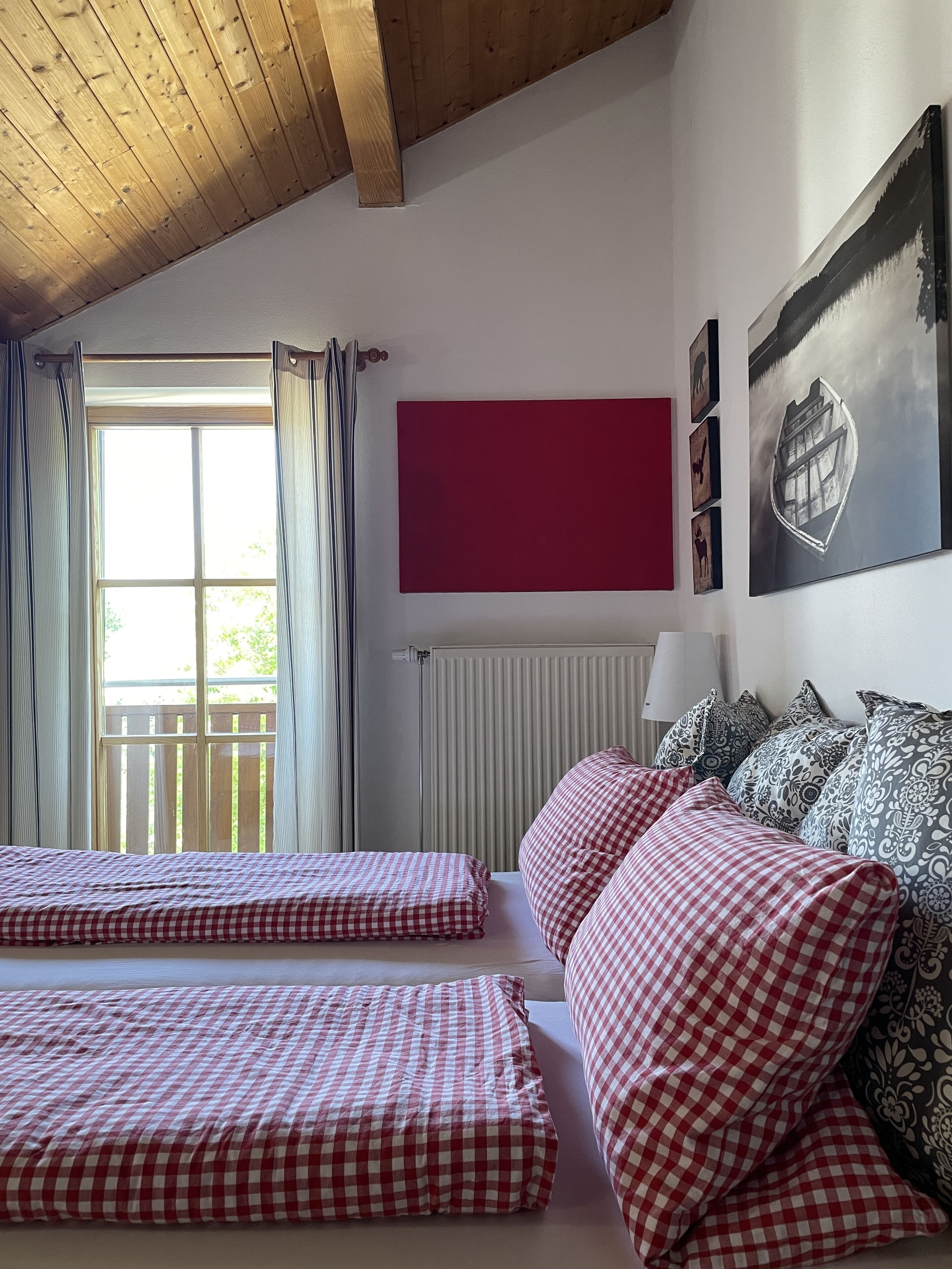 Small charming holiday apartment - Central and opposite the park.