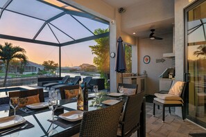 Outdoor dining - Enjoy your family time at spacious Villa Alica with Pool, Spa & Outdoor Kitchen (Cape Coral)