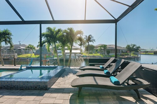 Enjoy your family time at spacious Villa Alica with Pool, Spa & Outdoor Kitchen