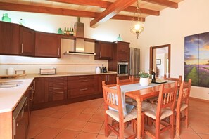 Fridge, microwave, oven, stovetop - Finca Marti Ferrer: private swimming pool, garden, barbecue, WiFi, air conditioning. (Inca)