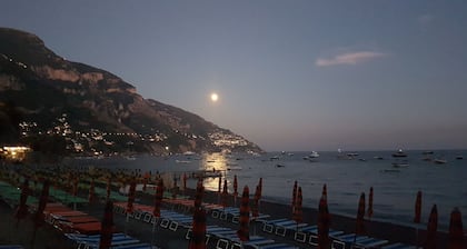 Elegant and central villa with private gated parking in Positano
