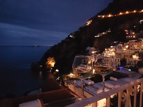 Elegant and central villa with private gated parking in Positano