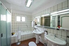 Badewanne, Haartrockner, Bidet, Handtücher