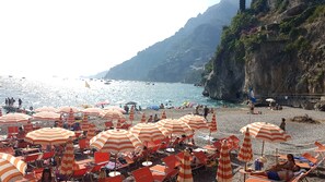 Chaises longues, serviettes de plage