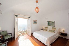 3 chambres, coffres-forts dans les chambres, bureau