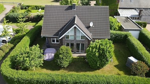 A residential area with houses featuring sloped roofs and a central house with a large window and a satellite dish. - Fantastic holiday home on the left Lower Rhine between the Rhine and Wisseler See (Kalkar)