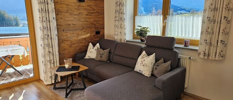 Fernseher, Tischtennisplatte, Bücher