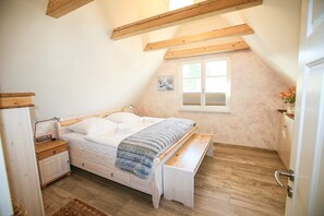 3 bedrooms, in-room safe, desk, iron/ironing board