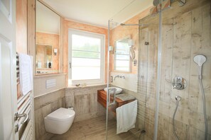 A modern bathroom with a glass-enclosed shower, a toilet, and a sink. - Vacation home "Zeitlos": office, sauna, fireplace up to 6 persons - in 350m beach & Bodden (Glowe)