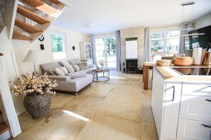 Smart-TV, peis, DVD-spiller og bøker