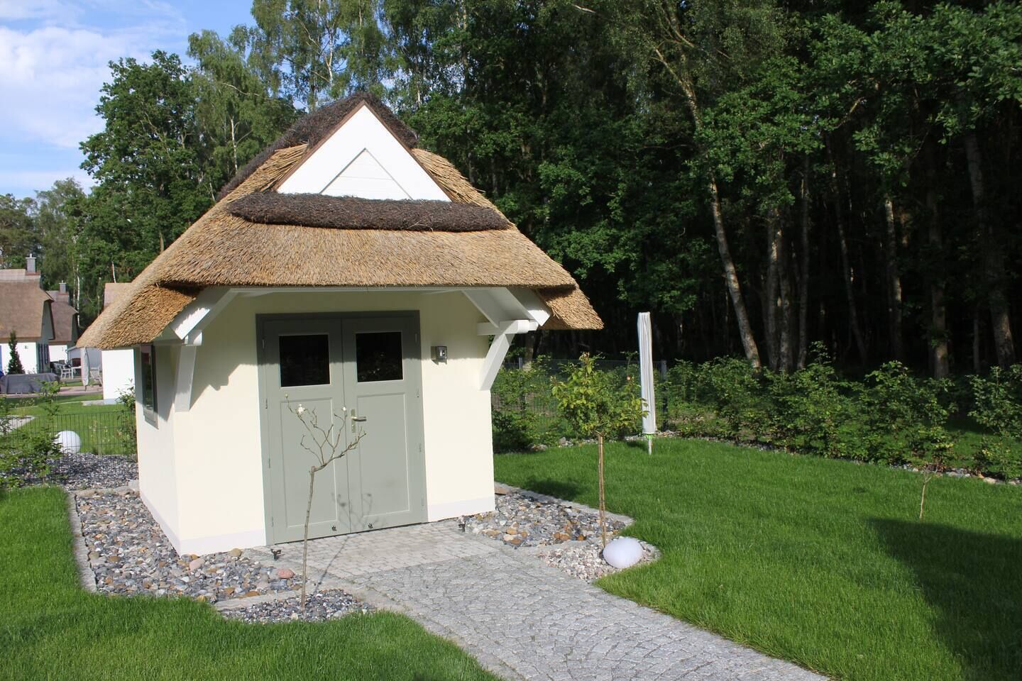 Il s’agit d’un petit bâtiment d’un seul étage, doté d’un toit de chaume et d’une façade blanche. On y trouve une porte d’entrée avec deux fenêtres et un petit porche.